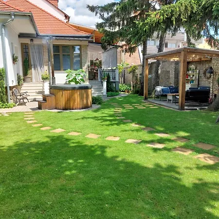 Belvarosi Kerteshaz Holiday home
